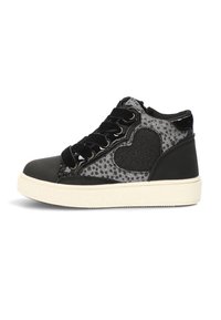Zapatilla alta en negro y gris con un parche en forma de corazón, cordones de terciopelo y suela de goma blanca, mostrada desde el lado exterior.