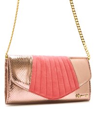 Clutch metálico en rosa dorado y coral texturizado con diseño acolchado, cierre con solapa y cadena dorada. Acentos brillantes notables.