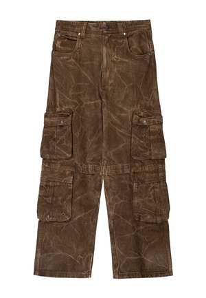Pantaloni cargo maroni cu un finisaj texturat și uzat. Prezintă mai multe buzunare mari și un design cu picioare drepte. Accente cu buton și nituri metalice.
