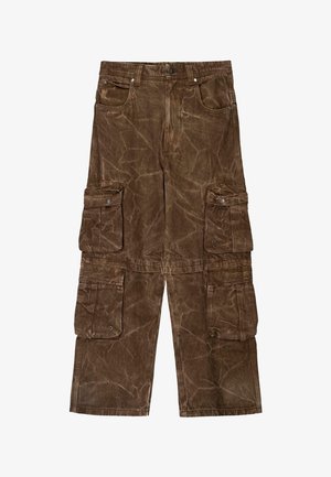 Braune Cargo-Hose mit einer strukturierten, abgenutzten Optik. Verfügt über mehrere große Taschen und ein gerades Bein-Design. Metallknopf- und Niete-Akzente.