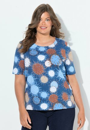 Camisa azul de manga corta con un patrón colorido y puntiagudo en naranja, blanco y azul claro. Hecha de tela suave con escote redondo.