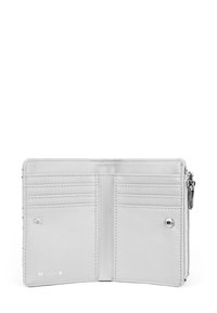 Hellgraue Geldbörse mit mehreren Kartenfächern, einem Reißverschlussfach und Druckknopfverschluss; aus glattem synthetischem Material mit dezentem Branding gefertigt.