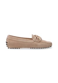Beige Wildleder-Mokassin mit einem dekorativen goldfarbenen Link, flache Sohle mit kleinen schwarzen Gummistiften, runde Zehenform und genähte Details.