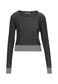 Maglione grigio a costine con maniche lunghe, caratterizzato da un motivo a righe orizzontali, orlo e polsini delle maniche in grigio più chiaro a contrasto, e scollo rotondo.