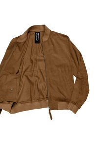 Giacca bomber in suede marrone con chiusura a zip, polsini e orlo a costine, e tasche interne. Texture liscia con un design semplice.