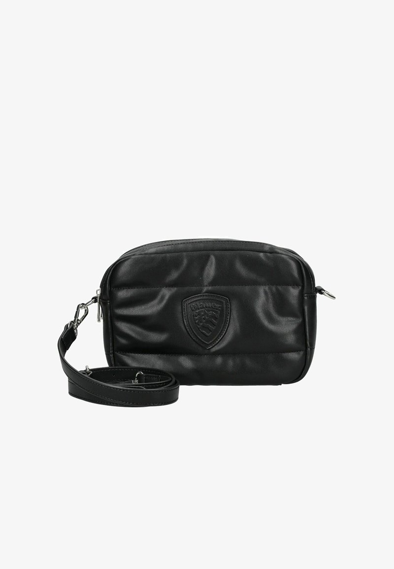 Sort læder crossbody taske med justerbar rem og prægede logopatch på fronten, rektangulær med afrundede kanter og lynlåslukning.