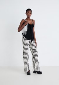 Noisy May NMSADIE PANTS - Nohavice - black/oatmeal/bright white