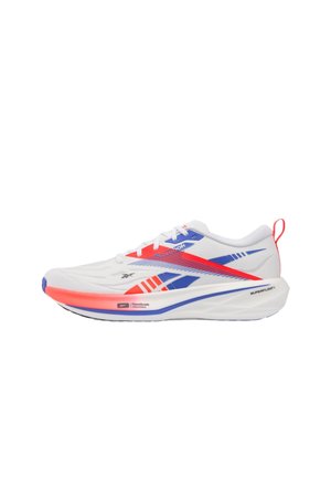Chaussure de course blanche Reebok avec des accents rouges et bleus, semelle épaisse et amortie portant la mention Superfloat+, et languette de maintien au talon.