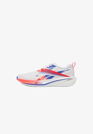 Zapatilla de running blanca de Reebok con detalles en rojo y azul, suela gruesa y acolchada con la etiqueta Superfloat+ y lengüeta de agarre en el talón.