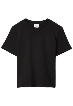 Camiseta negra de manga corta con cuello redondo y sutil logo Calvin Klein en relieve centrado en el pecho.
