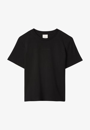 Camiseta negra de manga corta con cuello redondo y sutil logo Calvin Klein en relieve centrado en el pecho.