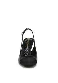 Décolleté neri con cinturino, caratterizzati da un materiale superiore liscio, punta tonda e un motivo trapuntato sulla soletta interna. Inclusa una fibbia regolabile alla caviglia.