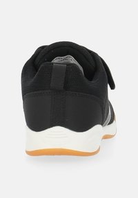 Schwarzer Sportschuh mit einem gepolsterten Mesh-Obermaterial, ausgestattet mit einem grauen Akzent, einer Zuglasche an der Ferse und einer weißen Außensohle mit einem orangen Gummibereich.