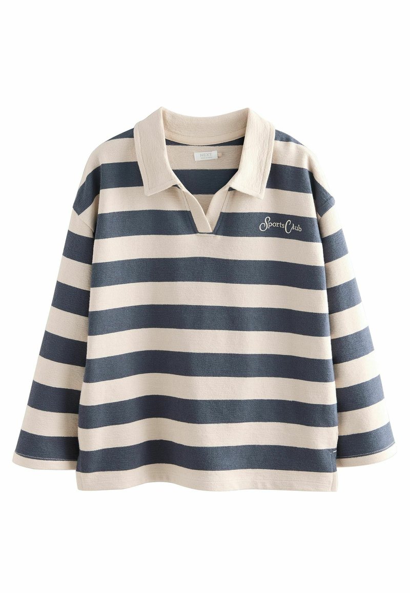 Gestreept poloshirt in marineblauw en crèmekleur. Zachte stof met een kraag en een v-hals. Heeft 'Sports Club' geborduurd op de borst.