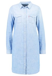 Světle modré denního šaty košile s límečkem, dlouhými rukávy, dvěma náprsními kapsami a zapínáním na knoflíky po celé délce. Hladká textura a ležérní design.