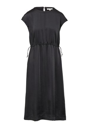 Mustasukainen, lyhytnhihainen mekko, jossa on pyöreä pääntie ja kiristettävä vyötärö. Valmistettu sileästä kankaasta, sisältäen takana avauksen, joka muistuttaa avainta.