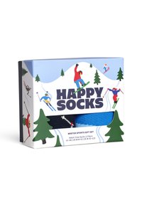 Set de regalo de deportes de invierno que incluye dos pares de calcetines hasta la altura del tobillo en azul marino y azul, con un patrón de esquiadores y snowboarders en la caja.