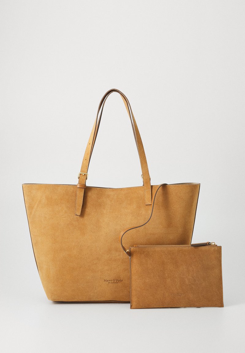 Borsa a tote in suede color tan con due manici lunghi e una pochette zip removibile, caratterizzata da una texture liscia e un design minimalista.
