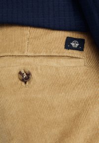 DOCKERS SMART FLEX MOTION SLIM - Chino hlače - harvest gold corduroy