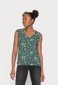 Blusa verde com decote em V, mangas curtas e detalhes em botão. Apresenta um padrão floral em rosa, branco e amarelo sobre um fundo sólido.