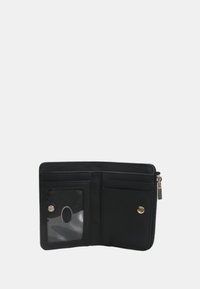 Portafoglio in pelle nera con chiusura a zip, presenta una finestra per ID trasparente, più slot per carte e dettagli in hardware dorato.