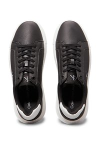 Schwarze Sneakers aus strukturiertem Leder mit weißen Gummisohlen, ausgestattet mit runden Schnürsenkeln, Metallösen und einem Logo an der Seite.