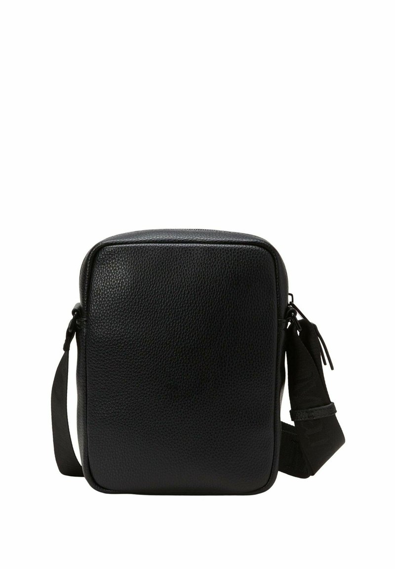 Borsa a tracolla in pelle nera con superficie texturizzata, forma rettangolare, cinturino regolabile e chiusura con zip. Design compatto per una facile portabilità.