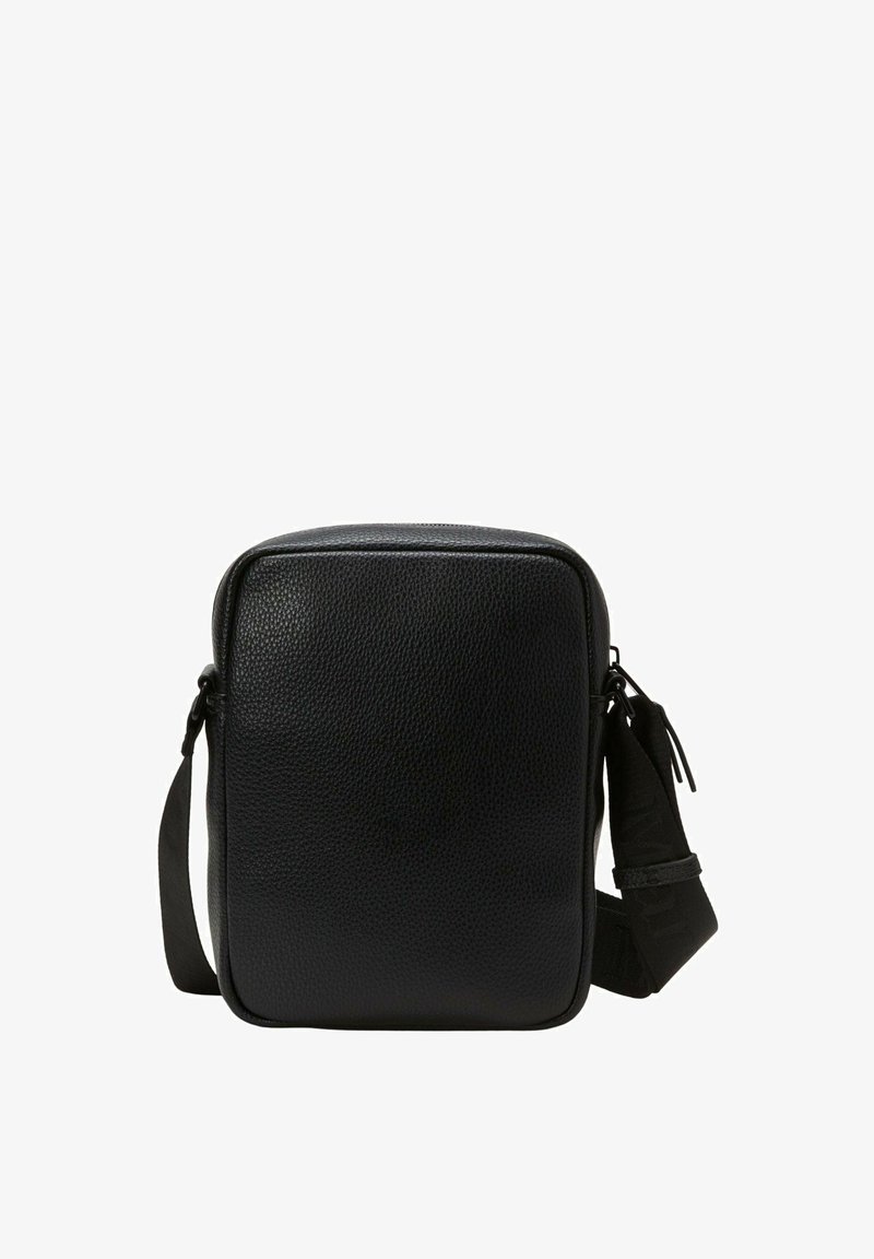 Borsa a tracolla in pelle nera con superficie texturizzata, forma rettangolare, cinturino regolabile e chiusura con zip. Design compatto per una facile portabilità.