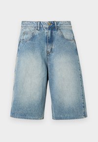 Ανοιχτό μπλε τζιν σορτς με άνετη εφαρμογή, σχεδιασμό με πέντε τσέπες και ξεθωριασμένο φινίρισμα. Διαθέτει κλείσιμο με κουμπί και θηλιές για ζώνη.