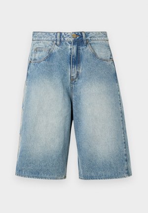 Ανοιχτό μπλε τζιν σορτς με άνετη εφαρμογή, σχεδιασμό με πέντε τσέπες και ξεθωριασμένο φινίρισμα. Διαθέτει κλείσιμο με κουμπί και θηλιές για ζώνη.