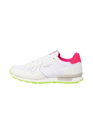Witte sneaker met roze accenten, met een soepele bovenkant, textuur overlays en een felgroene buitenzool. Logo aan de zijkant weergegeven.