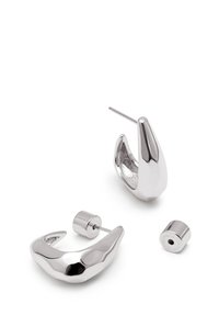 Pendientes de plata con un acabado liso y pulido. El diseño cuenta con una forma curva única y un poste con un respaldo cilíndrico.