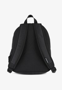 Czarny plecak o zaokrąglonym kształcie, wykonany z textured materiału. Posiada wyściełane, regulowane paski, uchwyt u góry oraz boczne siatkowe kieszenie.