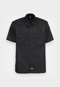 Chemise noire à manches courtes boutonnée, avec deux poches avant boutonnées et un petit écusson logo près de l'ourlet.