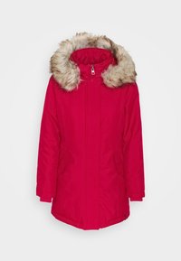 Różowa ocieplana kurtka z kapturem wykończonym sztucznym futrem, zapięciem na zamek, bocznymi kieszeniami i prążkowanymi mankietami na rękawach. Długość do połowy uda, krój prosty.