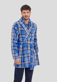 Bata de baño de forro polar a cuadros azules con cuello de chal, diseño envolvente y cinturón de lazo, con acentos en blanco y negro a cuadros.