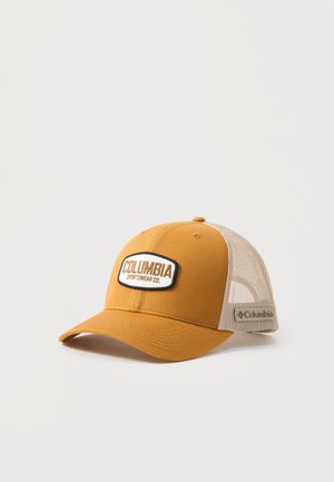 Gorra de béisbol de rejilla en color mostaza y beige con parche "Columbia Sportswear Co." en el frente y logo de Columbia en la correa lateral.