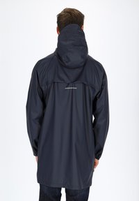 Marineblaue, wasserdichte Jacke mit Kapuze, langen Ärmeln und lockerer Passform. Mit einem Logo auf dem Rücken und elastischen Bündchen. Glatte, glänzende Textur.