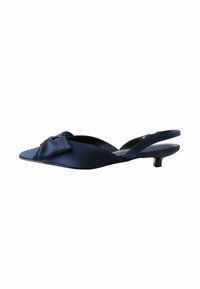 Tummansininen satiininen slingback-kengät, joissa on terävä pää, koristeellinen rusetti päällä ja matala kitten-korko. Suora pinta.