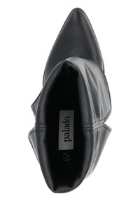 Botte de cheville en cuir noir avec un bout pointu et un design supérieur doux et plié. Elle présente une étiquette simple et discrète à l'intérieur.