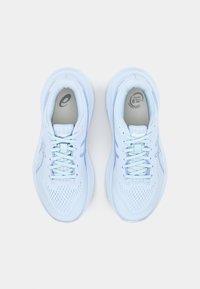 Scarpe sportive azzurro chiaro con tomaia in mesh, chiusura con lacci, linguetta imbottita e suola in gomma testurizzata, con un marchio discreto sulle solette.
