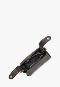 Brązowa skórzana torba na ramię o teksturowanej powierzchni, złotym zamkiem błyskawicznym i dwoma uchwytami. Wnętrze posiada dwie przegrody z gładkim wykończeniem.