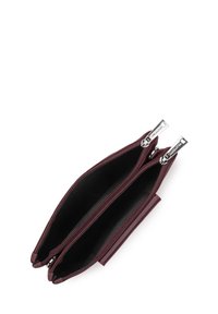 Borsa a doppia pochette in pelle borgogna con due scomparti con zip e interno in tessuto nero. Texture liscia con hardware della cerniera in tonalità argento.