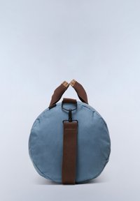 Borsa tonda blu realizzata in morbido tessuto. Dotata di manici marroni scuri con una texture, hardware a clips e un esterno liscio.