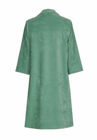 Groene corduroy jurk met een kraag, driekwart mouwen en verticale strepen. Glad textuur, knielang en een eenvoudige silhouet.