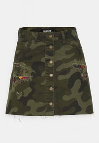 Groene camouflage denim rok met zes knopen sluiting, zijzakken en bloemenborduursels aan de voorkant. Geweven zoomdetail.