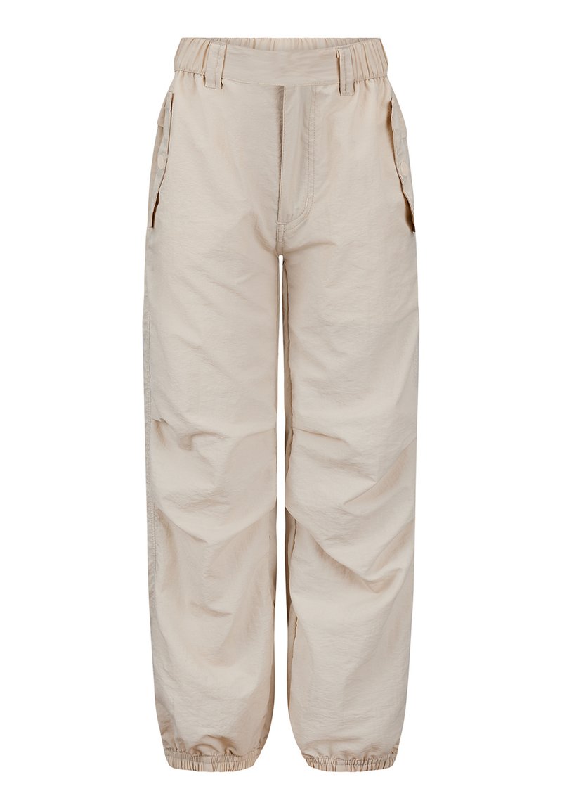 Beige, lichte cargobroek met een elastische tailleband. Voorzien van zijzakken en gathered boorden bij de enkels. Stevige textuur.