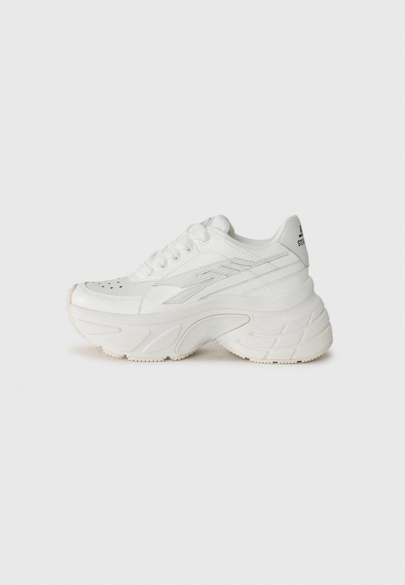 Weiße klobige Sneakers mit einem glatten Lederoberteil, runder Spitze und strukturiertem Sohlen. Sie verfügen über erhöhte Akzente und ein traditionelles Schnürsystem.