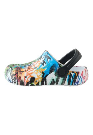 Farverige slip-on clog med sort justerbar hælrem og graffitilignende mønstre i blå, orange, grøn og sort på hvid bund.