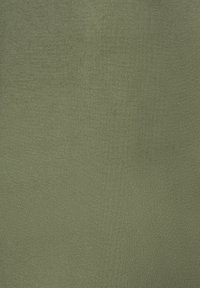 Tessuto verde oliva con una superficie liscia e una leggera lucentezza, caratterizzato da un motivo uniforme senza cuciture visibili o decorazioni.